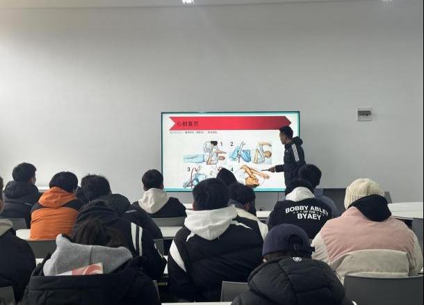 体育系直属团支部开展“急救密码 一键解锁”学雷锋活动
