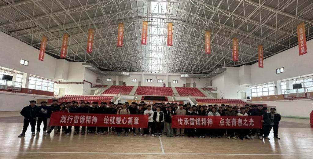 体育系直属团支部开展“义务大扫除”学雷锋活动