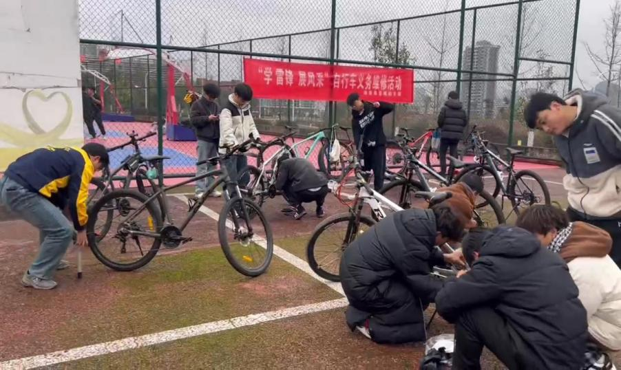 “学雷锋 展风采”——体育系直属团支部开展自行车义务维修活动